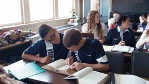 det365app的学生在课堂上一起学习圣经